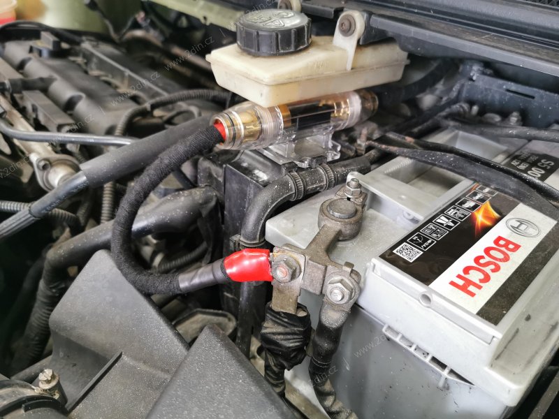 Pojistka na napájecím kabelu zesilovače hned u autobaterie ve Fordu Focus II