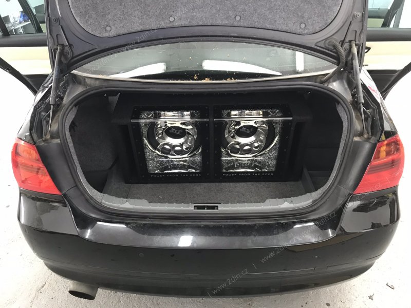 Dvojitý subwoofer Hifonics v kufru BMW řady 3 E90