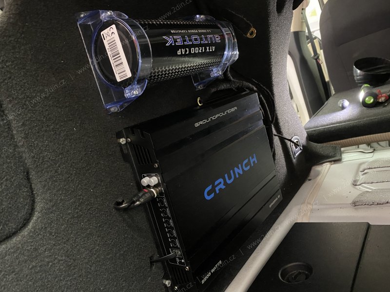 Kapacitor Autotek AT1200CAP nad zesilovačem Crunch v kufru VW Passat CC